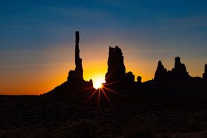 Sonnenaufgang im Monument Valley am Totempfahl