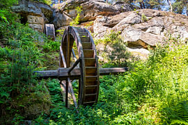 Een blik op de watermolen bij kasteel Regenstein