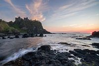 Zonsondergang bij Dunluce Castle (Noord-Ierland)