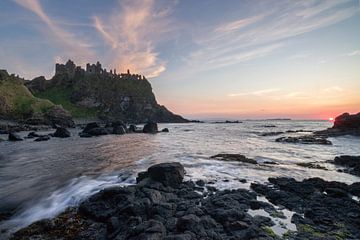 Zonsondergang bij Dunluce Castle (Noord-Ierland) van Heidi Bol