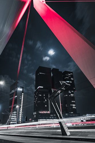 Rode Erasmusbrug Rotterdam, zuid-holland in de nacht
