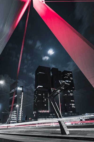 Rote Erasmusbrug Rotterdam in die nacht von vedar cvetanovic