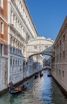 Brug der zuchten aan dogenpaleis in de oude stand Venetie, Italie van Joost Adriaanse