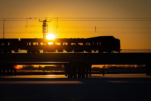 The sun shines through the Koploper train on the Hanze Line by Stefan Verkerk fotografie