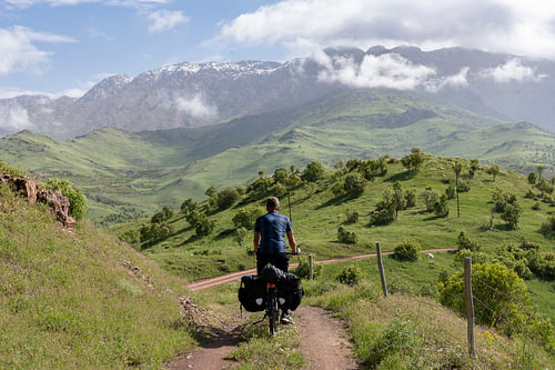 Fietser klimt door het berglandschap