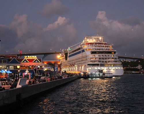 AIDAluna cruiseschip in Willemstad, Curacao bij nacht