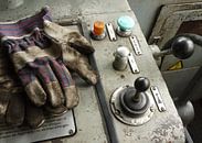 Treincabine met werkhandschoenen en hendels I Retro look - industrieel I Art kleurenprint van Floris Trapman thumbnail