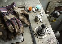 Treincabine met werkhandschoenen en hendels I Retro look - industrieel I Art kleurenprint