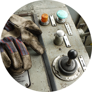 Treincabine met werkhandschoenen en hendels I Retro look - industrieel I Art kleurenprint