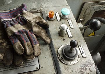 Treincabine met werkhandschoenen en hendels I Retro look - industrieel I Art kleurenprint van Floris Trapman