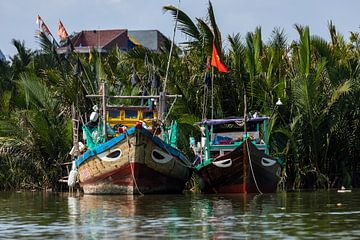 Cotre de pêche dans le port de Hoi An Vietnam sur Roland Brack