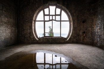 Fenêtre Art Nouveau abandonnée.