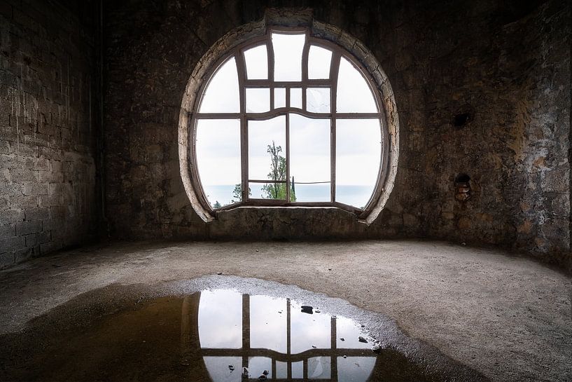 Verlassenes Jugendstilfenster. von Roman Robroek – Fotos verlassener Gebäude