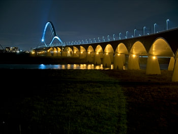Oversteek brug in nijmegen