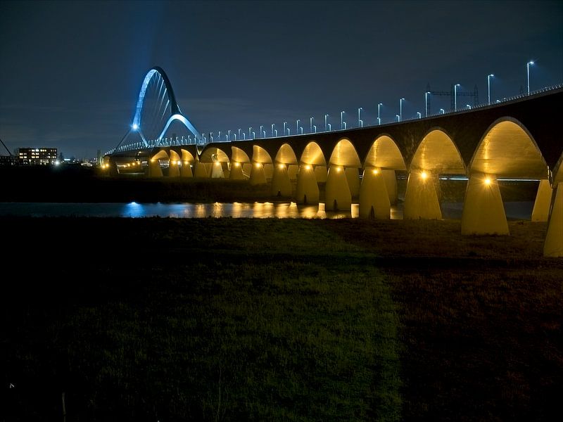 Oversteek brug in nijmegen van Willy Backhaus