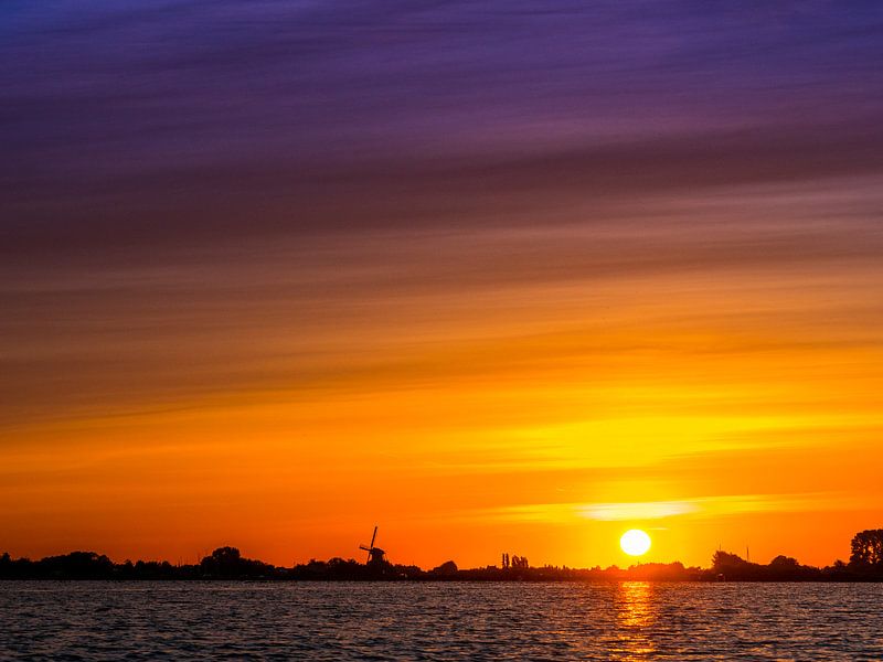 Nederlands traditioneel landschap met water en molens. van Ruurd Dankloff