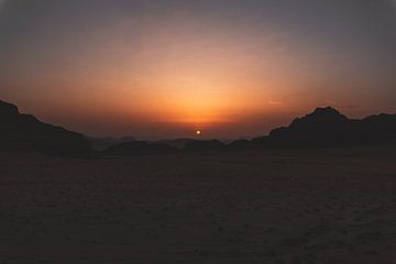 Zonsondergang in de Wadi Rum woestijn van Jacqueline Heithoff