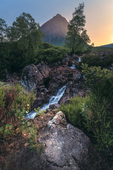 Schotland Glen Etive waterval in het avondlicht