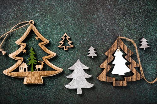 Houten kerstbomen op groene ondergrond