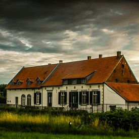 Farmhouse at night by Roel Simons