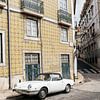 Fiat in smal straatje met wandtegeltjes in Lissabon van Myrthe Slootjes