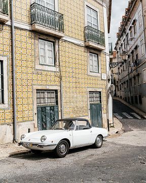 Fiat in smal straatje met wandtegeltjes in Lissabon van Myrthe Slootjes