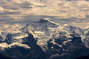 Le soleil perce les nuages au-dessus de la Jungfrau