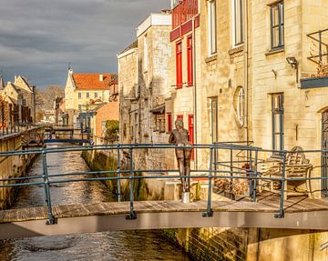 Bronzen Beeld op bruggetje Valkenburg sur John Kreukniet