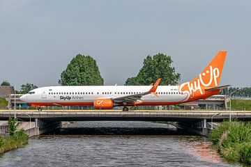 Sky Up Boeing 737 bezoekt Schiphol. van Jaap van den Berg