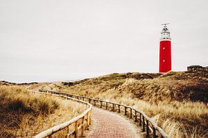 Red lighthouse in the dunes on Texel sur Milou Oomens