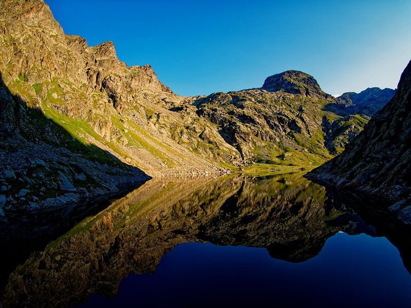 The lake in the morning light by Vincent BILLOTEY