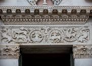 Beeldsnijwerk ingang  kerk San Michele in Foro in centrum van Lucca, Toscane, Italië van Joost Adriaanse thumbnail