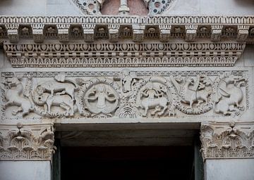 Geschnitzter Eingang zur Kirche San Michele in Foro im Zentrum von Luca, Toskana, Italien