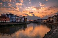 Ondergaande zon over de Rivier de Arno in Pisa van Sjors Gijsbers thumbnail