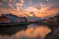 Ondergaande zon over de Rivier de Arno in Pisa