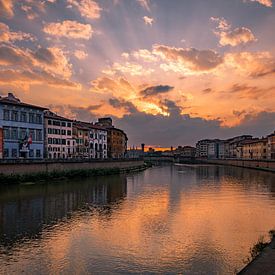 Ondergaande zon over de Rivier de Arno in Pisa van Sjors Gijsbers