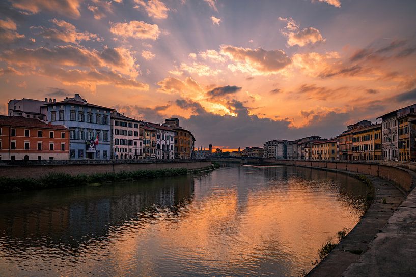 Ondergaande zon over de Rivier de Arno in Pisa van Sjors Gijsbers