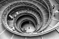 Ontdek de Tijdloze Schoonheid van Giuseppe Momo's Wenteltrap in de Vaticaanse Musea
