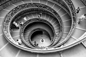 Découvrez la beauté intemporelle de l'escalier en colimaçon de Giuseppe Momo aux Musées du Vatican