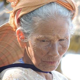 bejaarde verkoopster in Hoi An, Vietnam van Nadine Geerinck