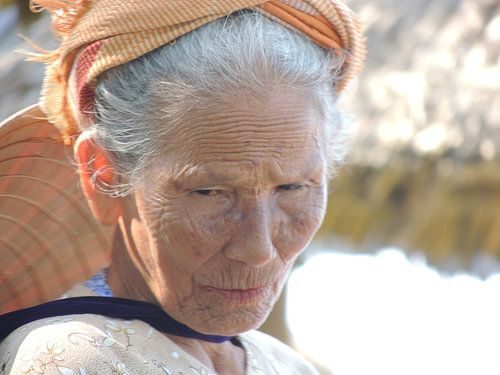 bejaarde verkoopster in Hoi An, Vietnam