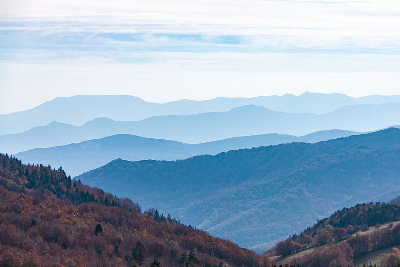 Nevelachtig landschap met heuvelruggen in de Ardèche van Martijn Joosse