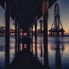 Onder de pier. by Marco Zeer
