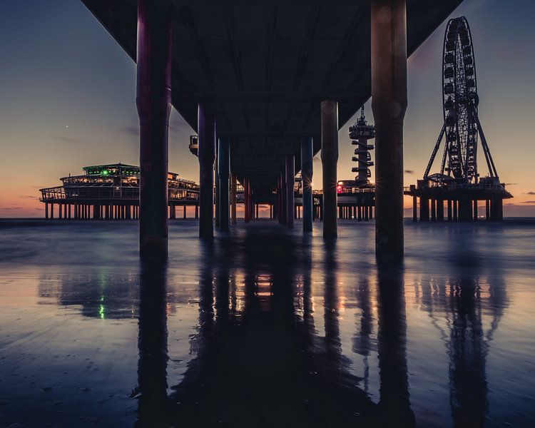 Onder de pier. par Marco Zeer