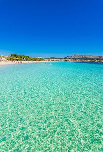 Türkisfarbenes Meerwasser an der Küstenbucht von Alcudia, Mallorca Spanien, Balearen
