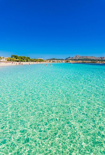 Turkoois zeewater bij de kustlijn strand baai van Alcudia, Mallorca Spanje, Balearen