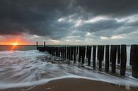 Holländische Wolken und typische Wellenbrecher von Holzpfählen entlang der Küste von Zeeland von gaps photography Miniaturansicht