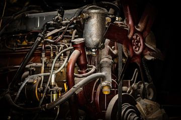 Historic truck engine by VIDEOMUNDUM