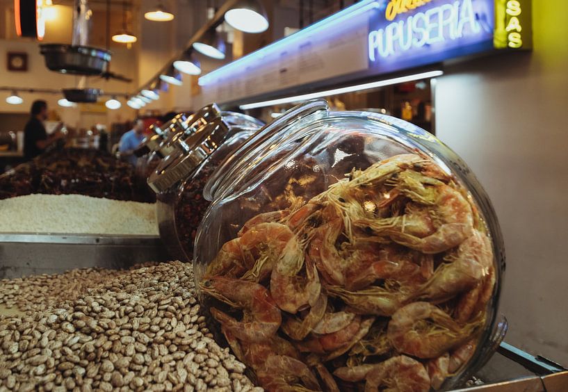 Getrocknete Krabben in einem Glas auf einem Markt in L.A. | Reisefotografie Fine Art Photo Print | K von Sanne Dost