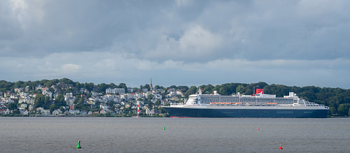 A royal visit to Hamburg: QM2 off Blankenese